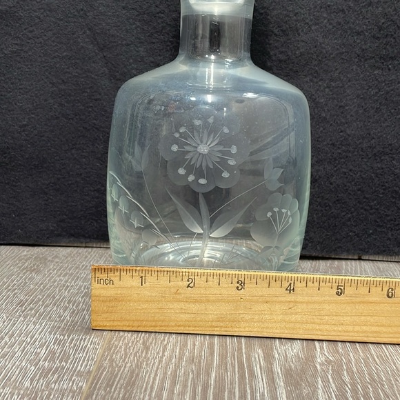 Vintage Glass Wine Liqueur Decanter with Stopper Etched Flowers - Picture 3 of 16